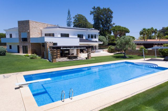 Pool of superb newly built villa close to beach and golf Pool of superb newly built villa close to beach and golf